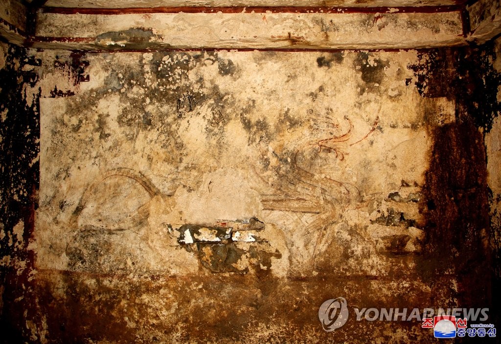 This photo, released by North Korean state media on Sept. 3, 2020, shows a mural painting on an ancient tomb from the Koguryo Kingdom (37B.C.-A.D.668), discovered in a county in South Hwanghae Province. [For Use Only in the Republic of Korea. No Redistribution] (Yonhap)