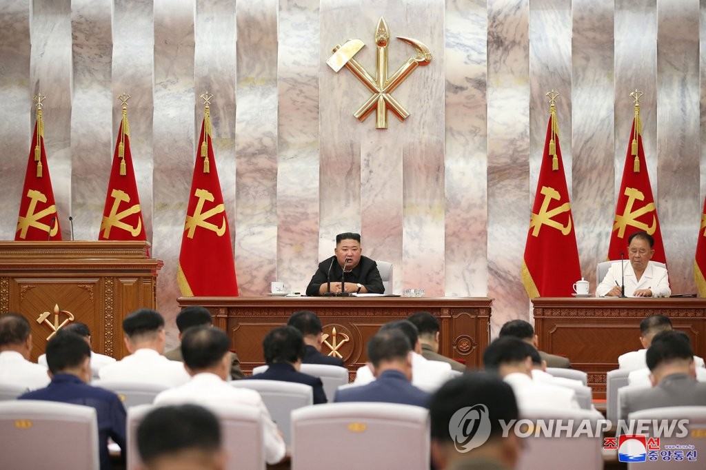 الزعيم الكوري الشمالي يعقد اجتماعا حزبيا لمناقشة أضرار الإعصار - 1