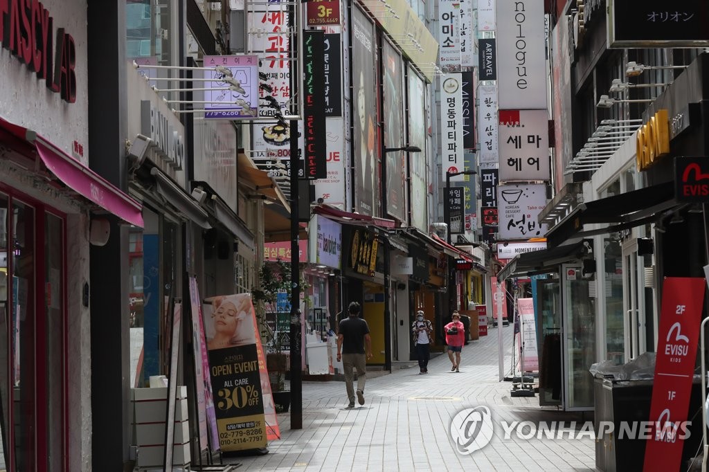 This photo, taken on Sept. 11, 2020, shows only a few customers walking on the street of Seoul's shopping district of Myeongdong amid the new coronavirus outbreak. (Yonhap)