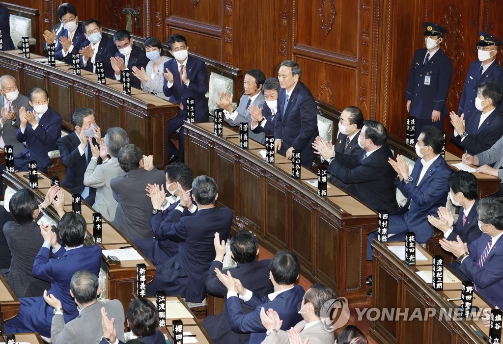 '스가 총리 탄생'…일본 중의원 본회의에서 손뼉 치는 자민당 의원들