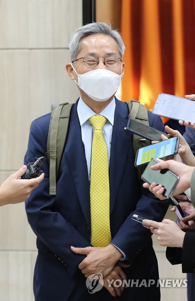 KB Financial chief likely to serve another 3-year term KB Financial chief likely to serve another 3-year term
