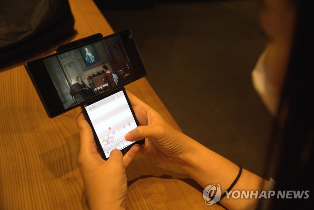 LG 윙 써보니…폰 하나로 '가로+세로' 화면 동시사용