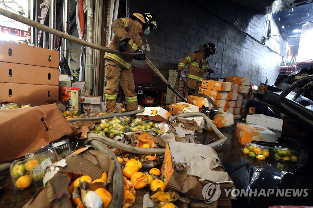 서울 제기동 전통시장서 화재…점포·창고 20곳 소실