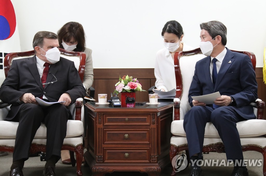 Unification minister meets Russian envoy Unification minister meets Russian envoy