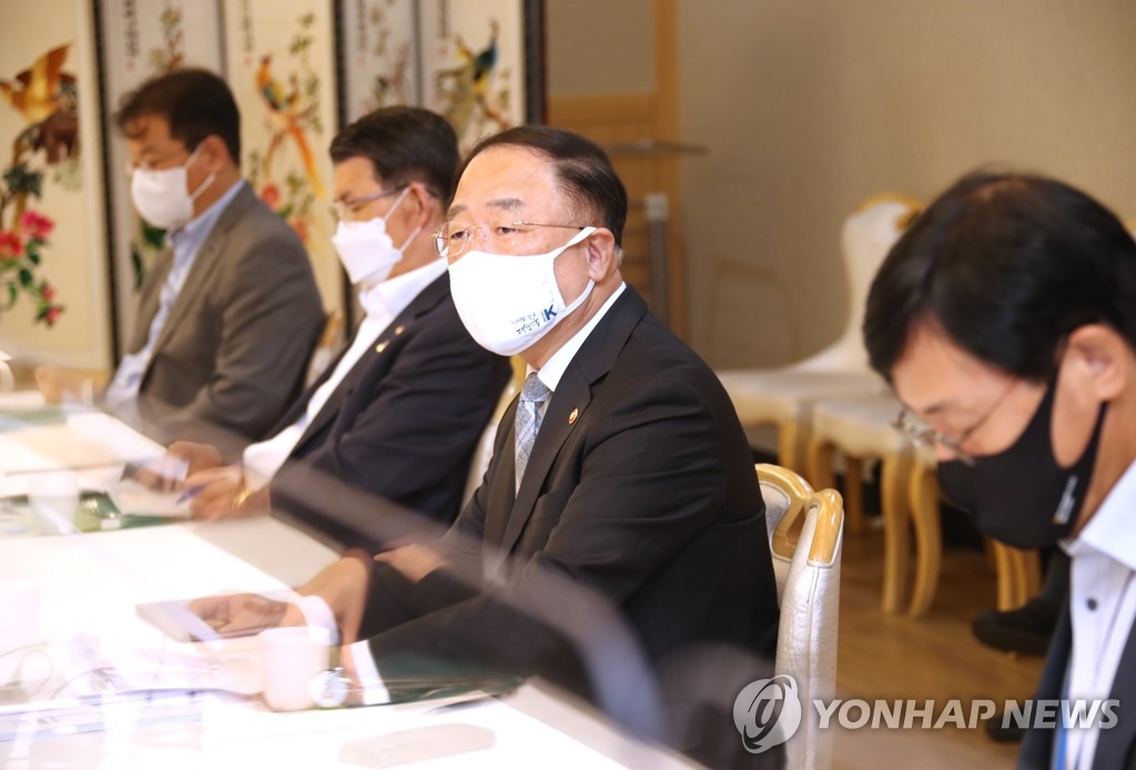 Finance chief attends meeting on real estate market Finance chief attends meeting on real estate market