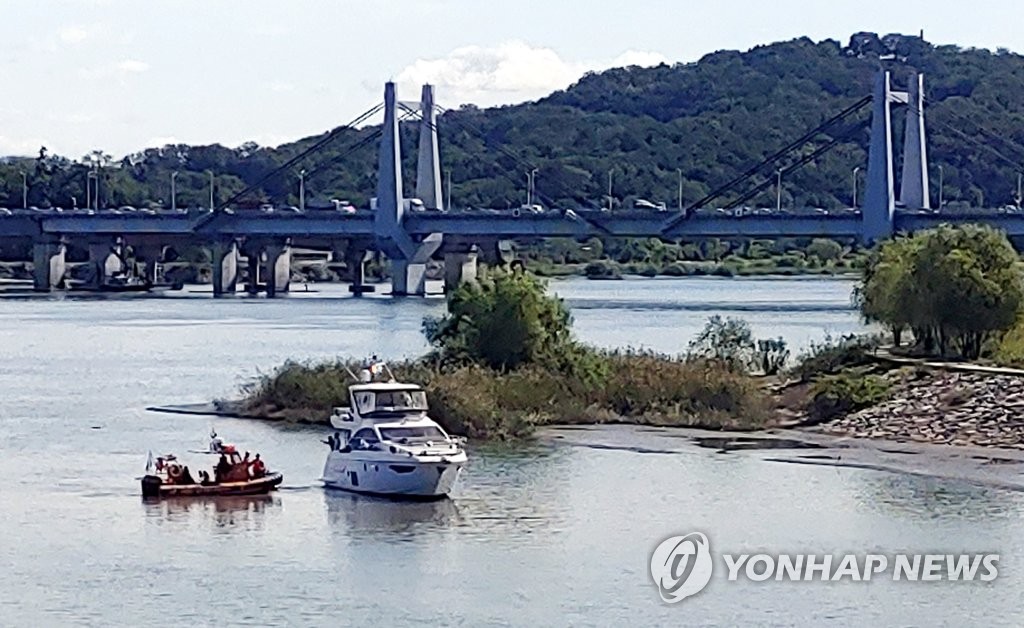 서울 행주대교 인근 한강에서 좌초된 요트