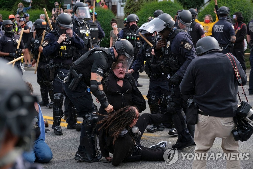 경찰에 체포되는 미국 루이빌 인종차별 항의 시위대