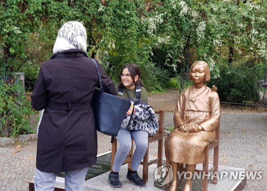 베를린 거리 소녀상 옆에 앉은 소녀