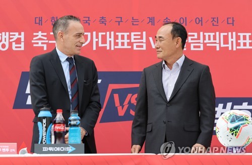 기념 촬영하는 벤투-김학범 감독