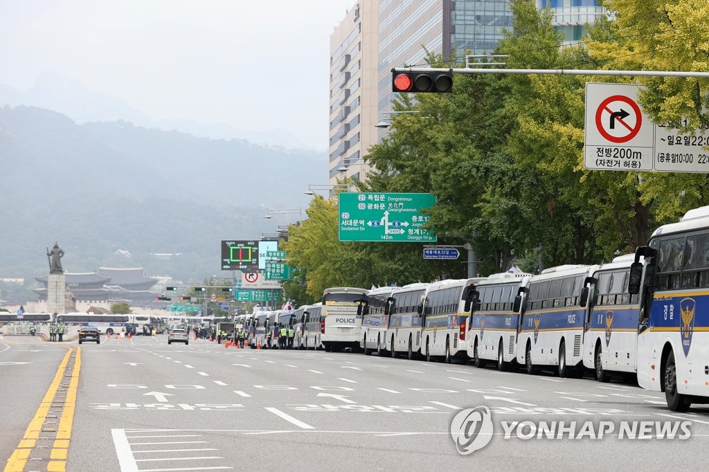 광화문 일대에 줄지어 선 경찰 '차벽'