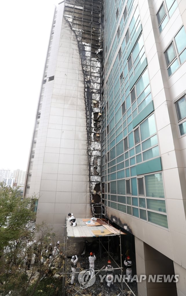 3층 테라스에서 번진 불길의 흔적