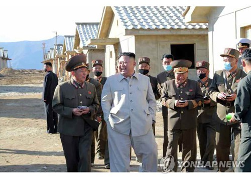 태풍피해 현장서 복구된 주택 둘러보는 김정은