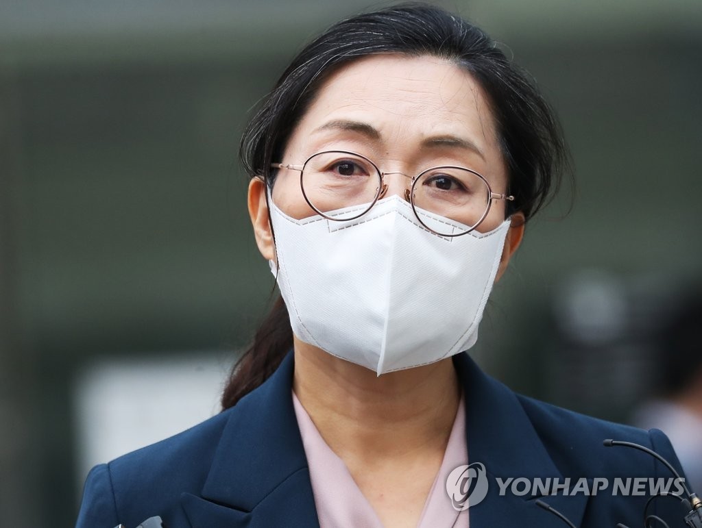 취재진 질문에 답하는 은수미 성남시장