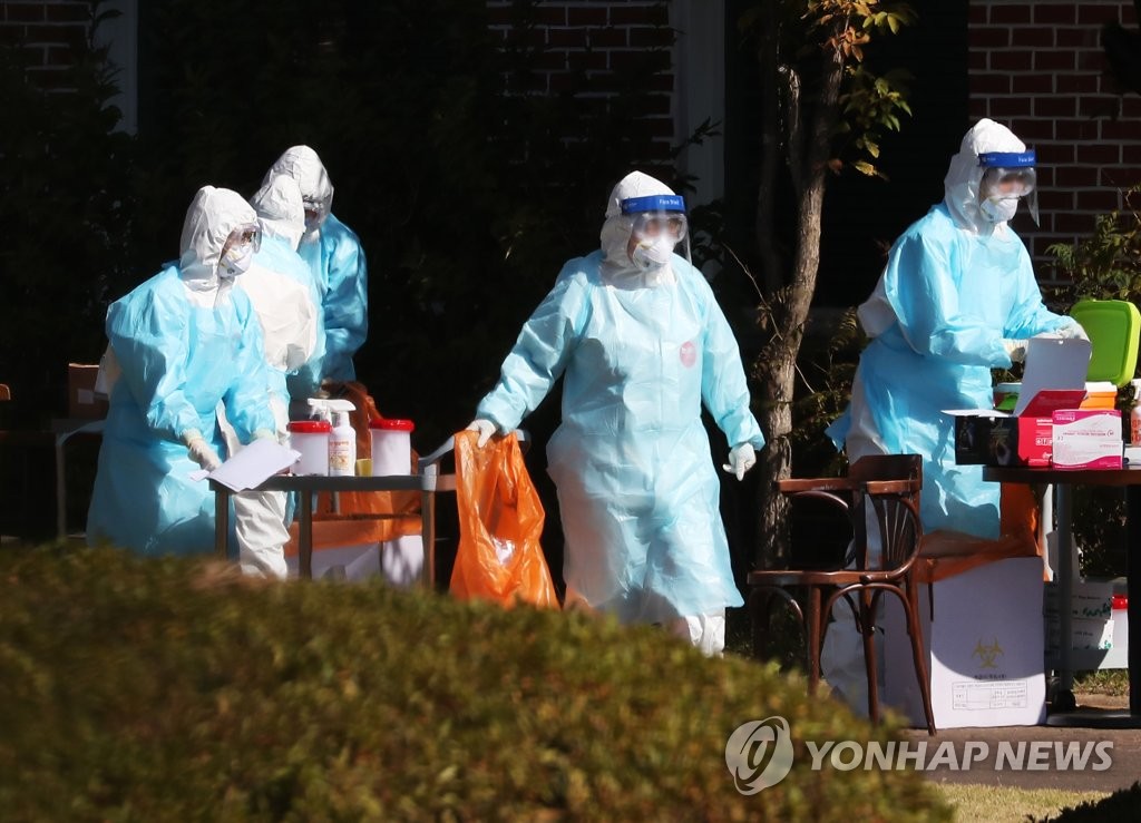 분주하게 움직이는 관계자들