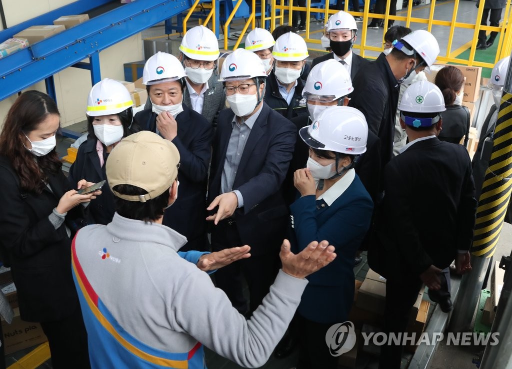 택배 분류 작업장 방문한 국회 환노위 여야 의원