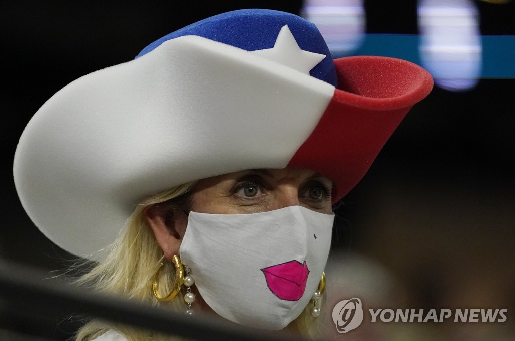 마스크 쓴 미국 여성