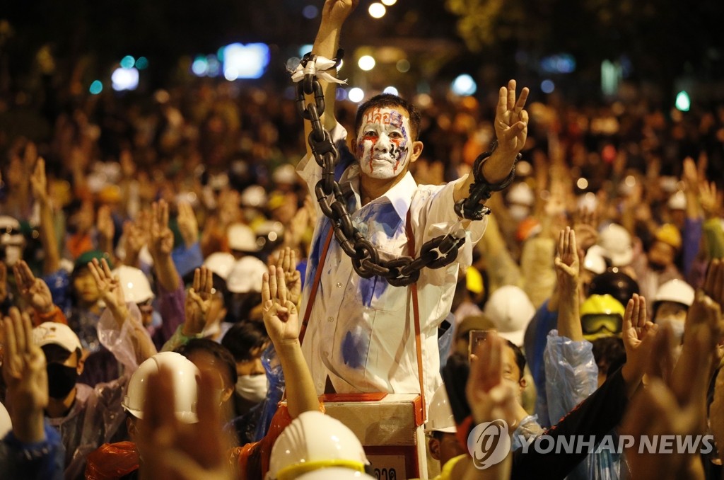 총리 퇴진 등 요구하며 야간시위 벌이는 태국 시위대