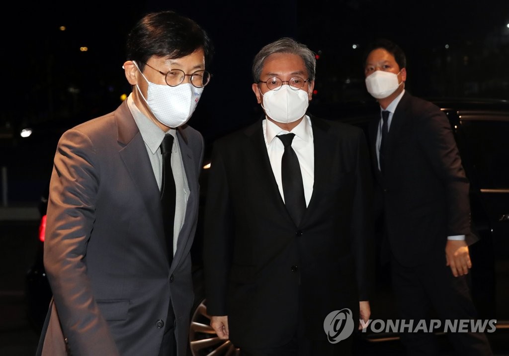 Noh Young-min (C), chief of staff for President Moon Jae-in, and Lee Ho-seung (L), Cheong Wa Dae's senior secretary for economic affairs, enter the funeral home for late Samsung Group Chairman Lee Kun-hee at Samsung Medical Center in Seoul on Oct. 25, 2020. (Yonhap)