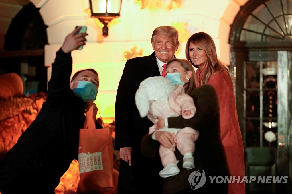 어린이들과 핼러윈 행사 즐기는 트럼프 부부