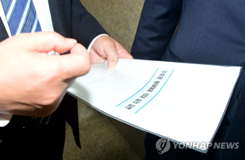 '주호영 원내대표 10대 질의답변서' 들고 있는 최재성 정무수석