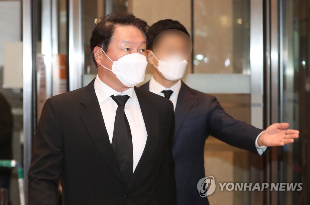 SK Group Chairman Chey Tae-won enters a funeral hall at Samsung Medical Center in Seoul to attend a funeral service for late Samsung Group chief Lee Kun-hee on Oct. 26, 2020. (Yonhap)