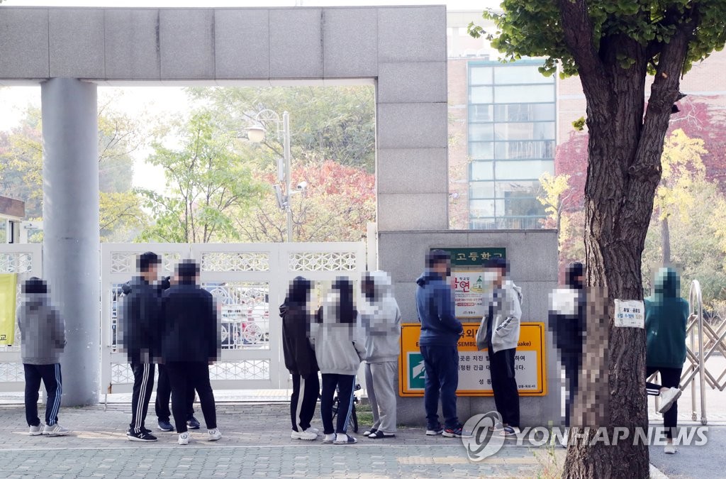 코로나 검사 기다리는 성수고 학생들