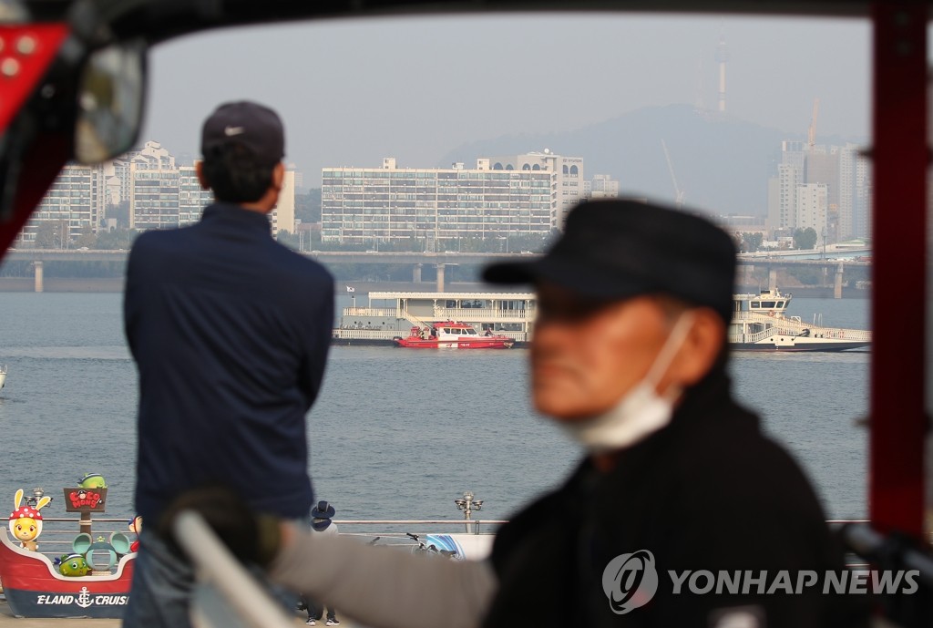 훈련 바라보는 시민들