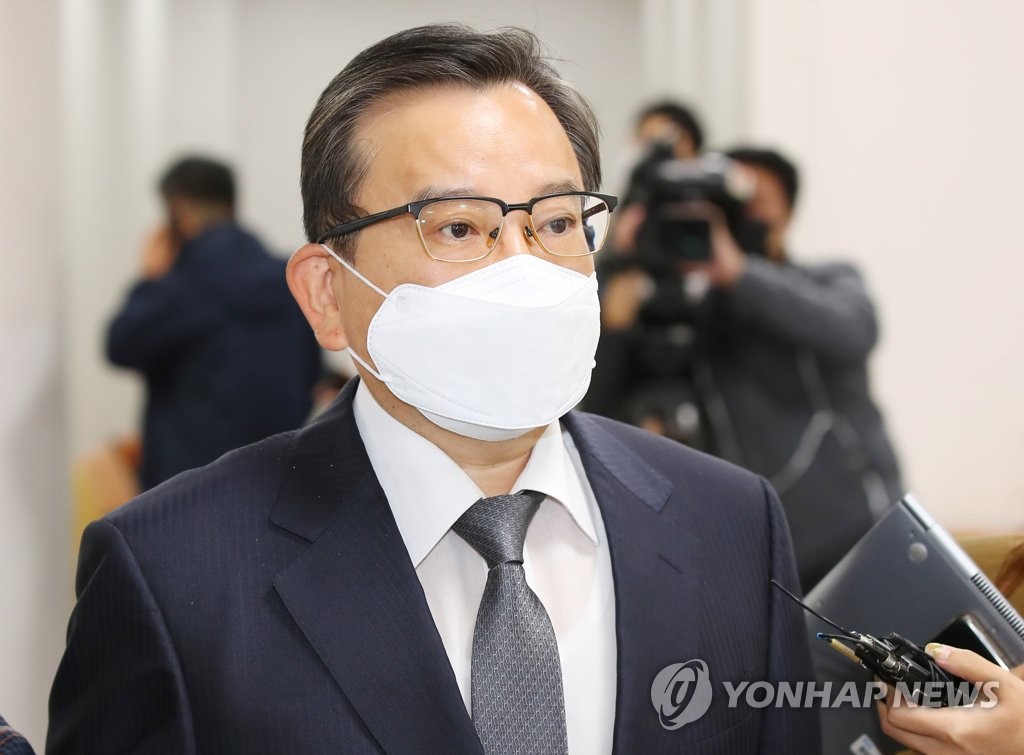 김학의, 2심 뇌물 일부 유죄…징역 2년6개월 법정구속