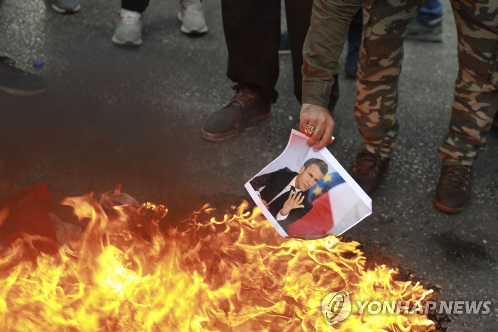 마크롱 사진 불태우는 팔레스타인 반(反)프랑스 시위대