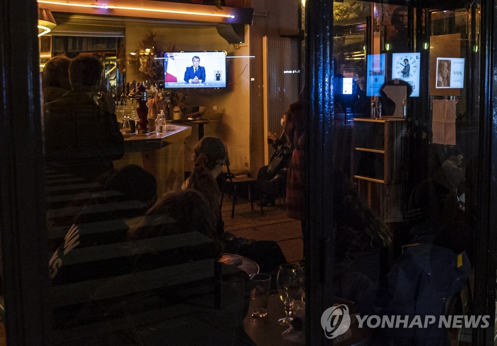 '코로나19 봉쇄' 대통령 담화 지켜보는 프랑스 카페의 고객들