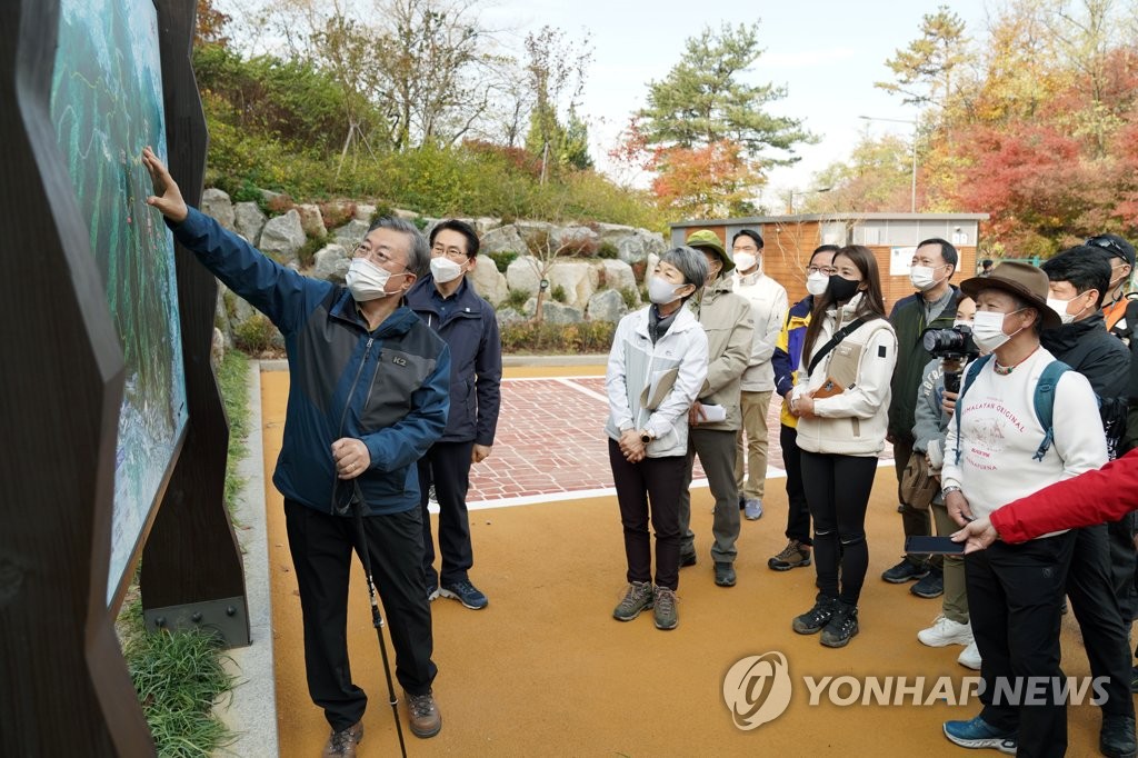 52년 만에 개방 앞둔 북악산 북측 산행 나선 문 대통령