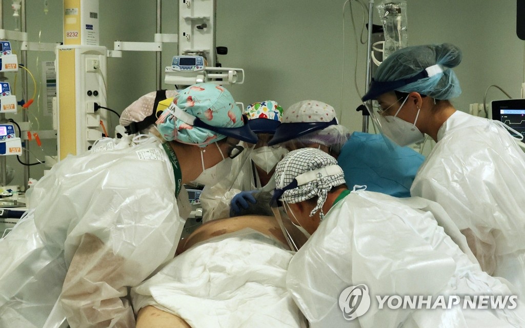 (베르가모 EPA=연합뉴스) 지난달 3일(현지시간) 이탈리아 베르가모의 한 병원 집중치료실에서 보호복을 착용한 의료진이 신종 코로나바이러스 감염증(코로나19) 환자를 돌보는 모습. leekm@yna.co.kr