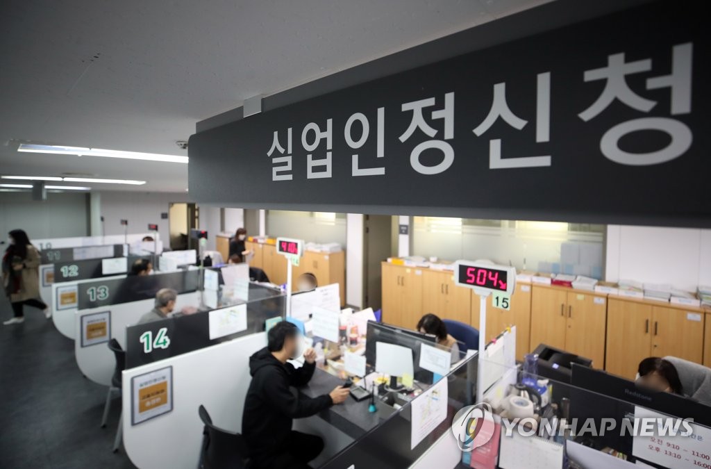 10월 취업자 6개월 만에 최대폭 감소
