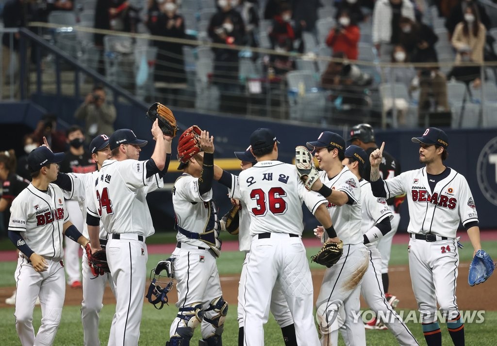 Members of the Doosan Bears celebrate after clinching a spot in their sixth straight Korean Series after beating the KT Wiz 2-0 in Game 4 of the second round in the Korea Baseball Organization postseason at Gocheok Sky Dome in Seoul on Nov. 13, 2020. (Yonhap)