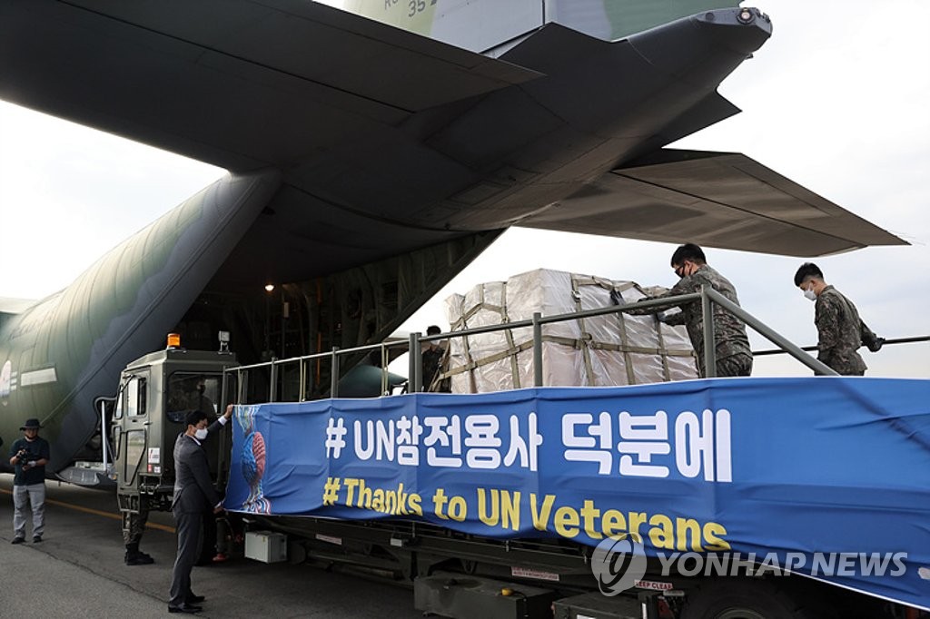 In this file photo, taken May 8, 2020, and provided by the veterans affairs ministry, service members load face masks on an aircraft at Gimhae airport in the southeastern city of Busan to send them to foreign veterans who fought during the 1950-53 Korean War. (PHOTO NOT FOR SALE) (Yonhap)