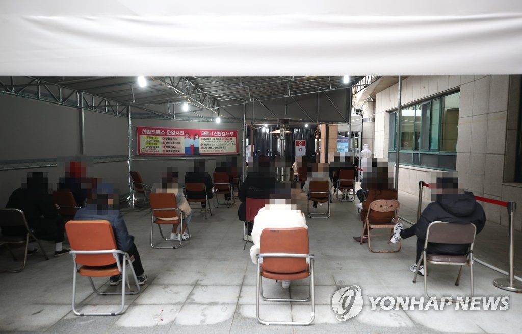 동작구보건소 선별진료소에서 검사 대기 중인 시민들