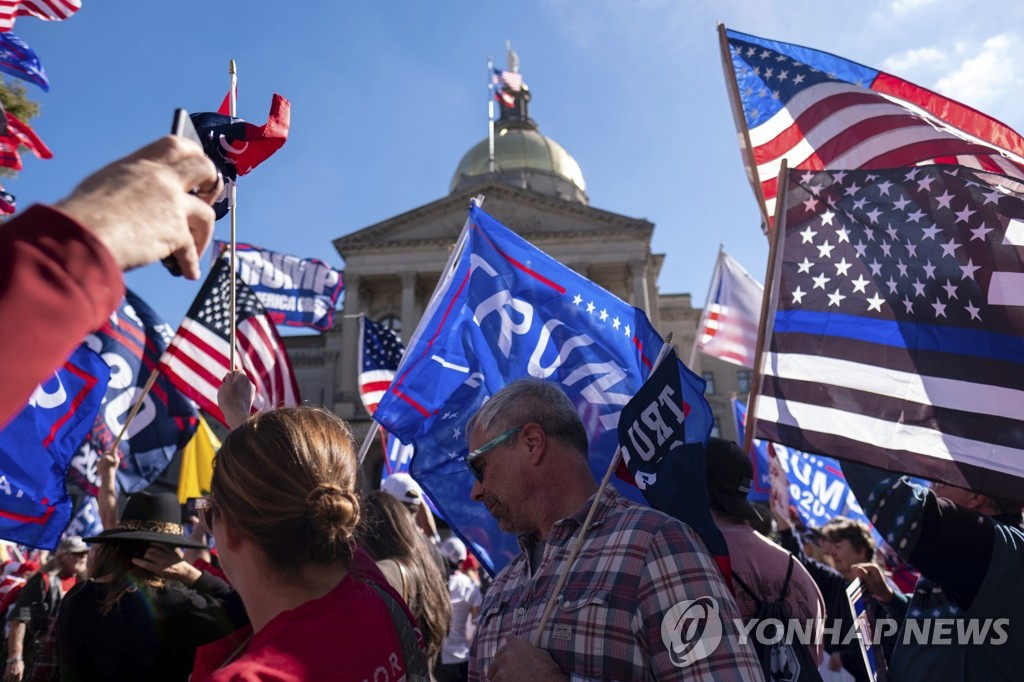 미 조지아주 의사당 앞에서 집회 벌이는 트럼프 지지자들