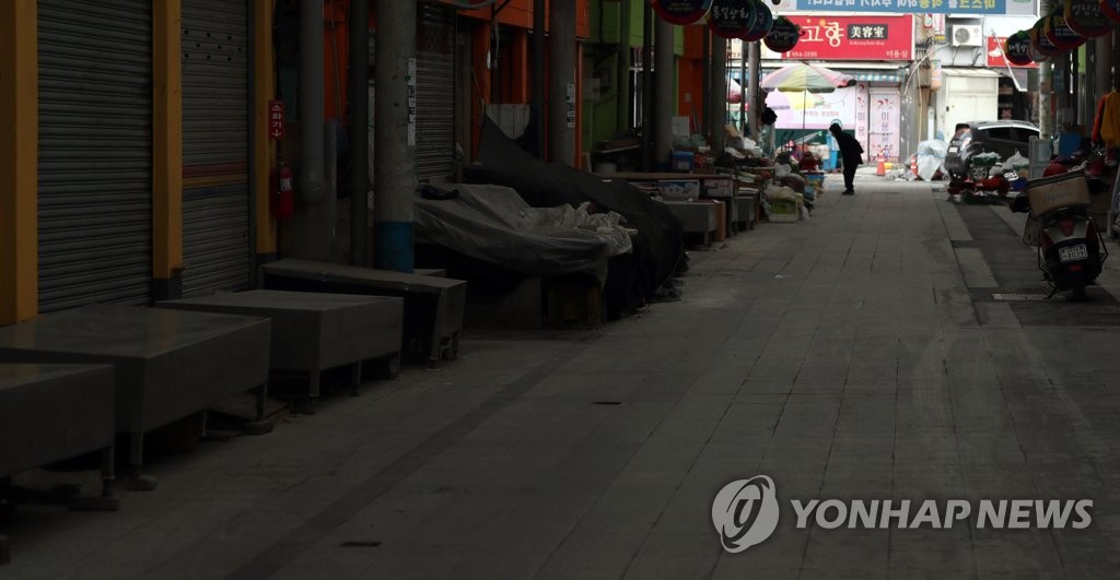 사회적 거리 두기 2단계…한산한 하동시장