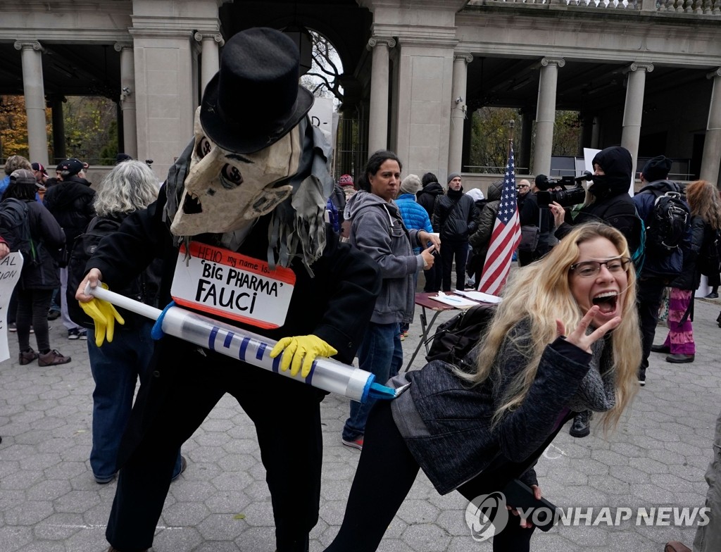 '코로나19 봉쇄' 반대 퍼포먼스 하는 미 뉴욕 시위대
