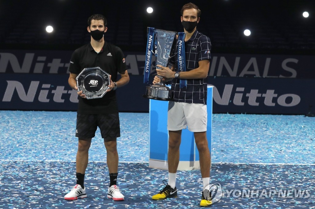 ATP 파이널스 우승·준우승 트로피 든 메드베데프와 팀