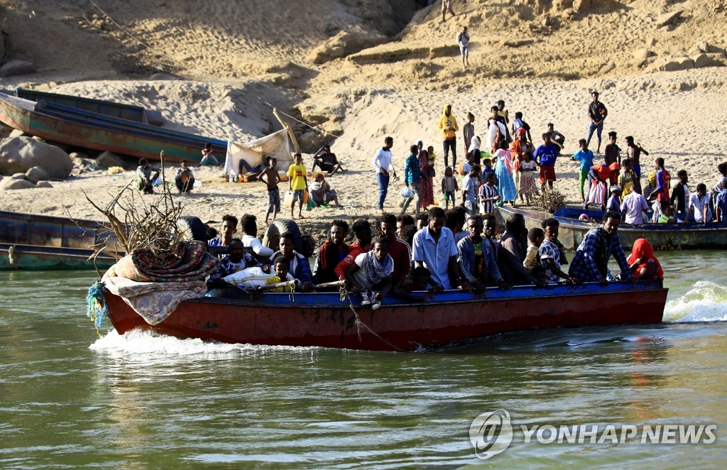 교전 진행 에티오피아 반군 지역 피해 강 건너는 피란민들