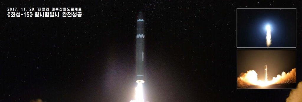 북한 화보집에 실린 2017년 ICBM '화성-15형' 발사 모습