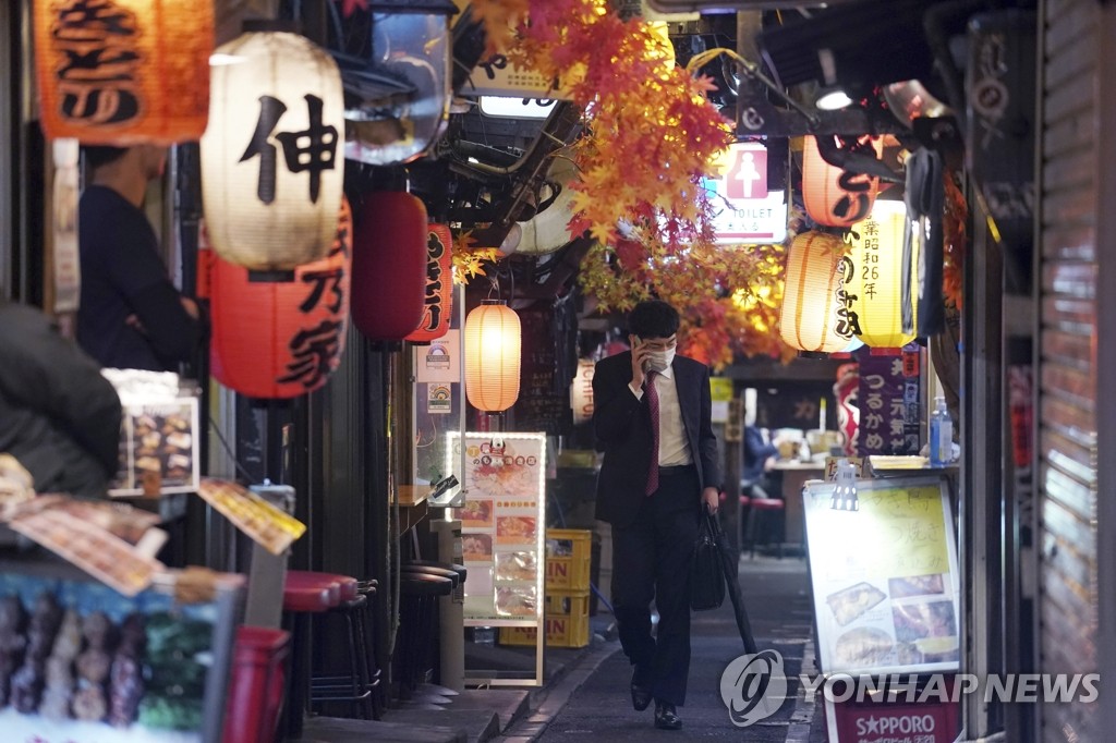 코로나19 확산으로 썰렁해진 도쿄의 술집 거리
