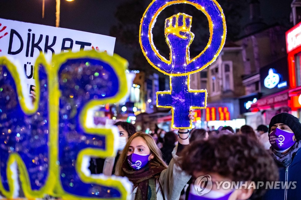 '세계 여성 폭력 추방의 날' 맞아 시위 나선 터키 여성들