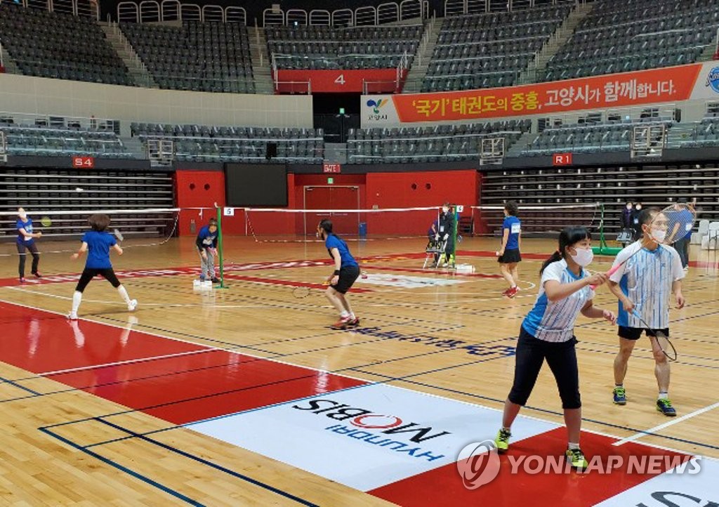 This file photo from Nov. 28, 2020, shows badminton matches held at the 2020 National Multicultural Family Badminton Tournament in Goyang, north of Seoul. (Yonhap)