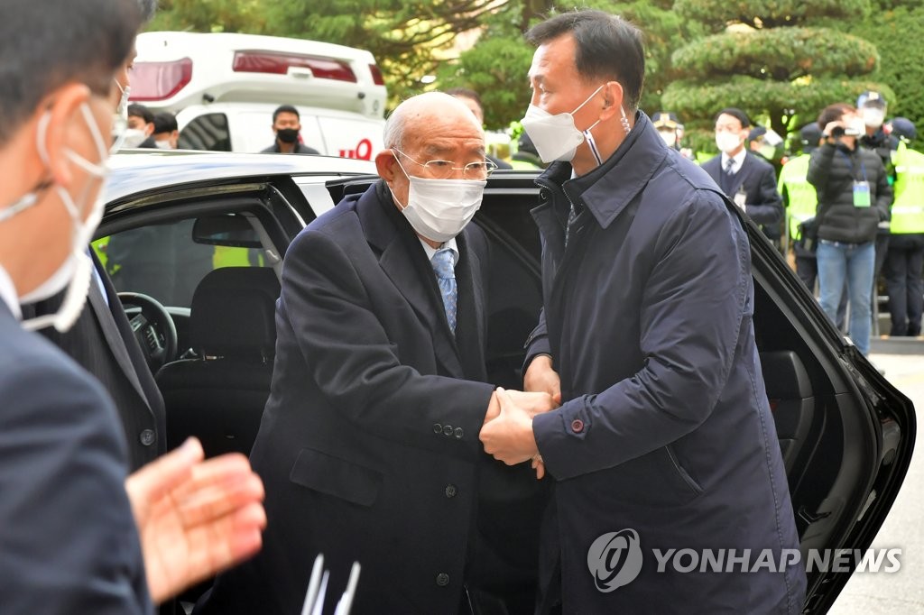 광주법원 도착한 전두환, 부축받으며 하차