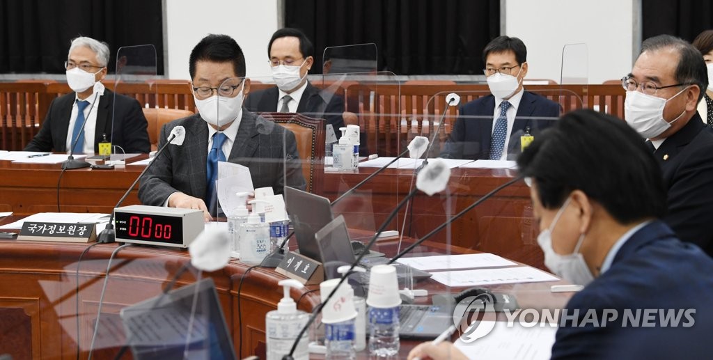 자료 살피는 박지원 국정원장