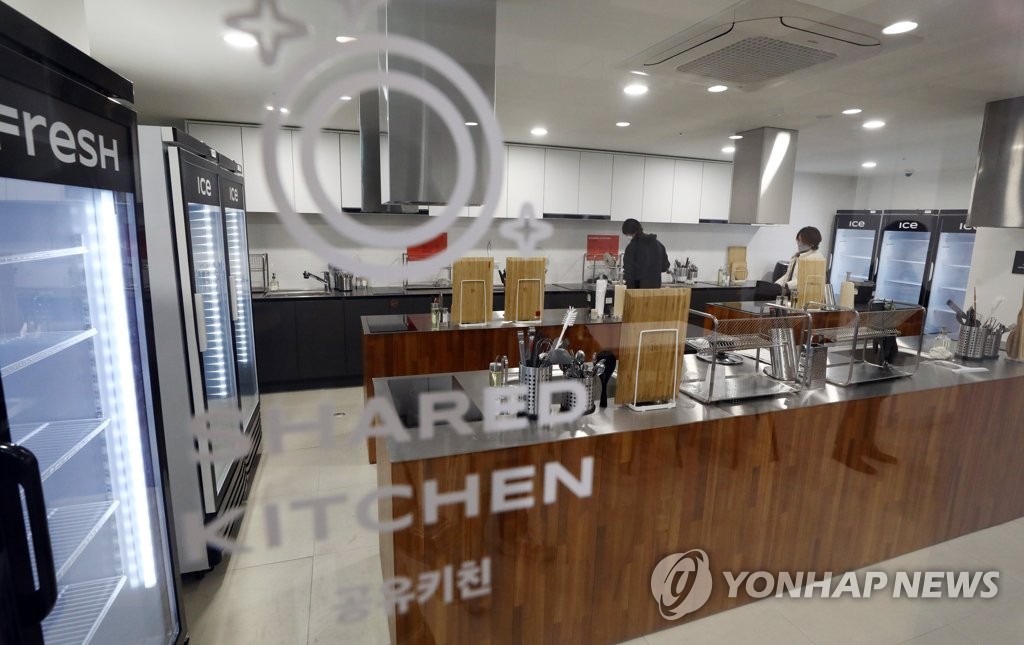 호텔 리모델링한 공유주택, 주방은 함께써요