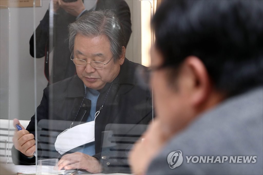 조은희 발언듣는 김무성