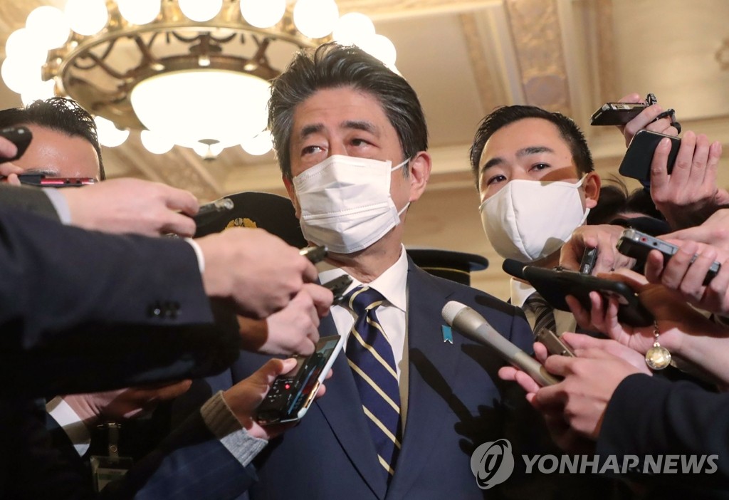 '검찰조사' 질문 공세 받는 아베 전 일본 총리
